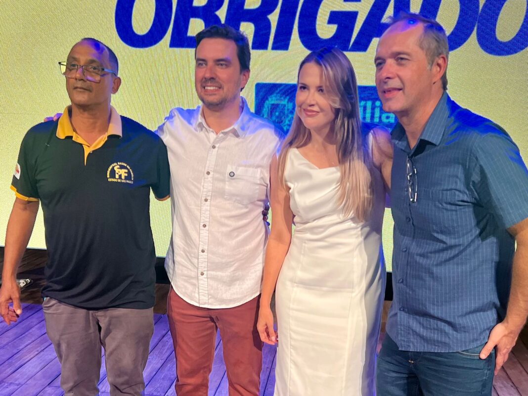 Irineu Gomes dos Santos, presidente do sindicato da categoria beneficiada, o prefeito Vinicius Camarinha, a secretária da Saúde, Paloma Libânio e Danilo Bigeschi, presidente da Câmara Municipal.